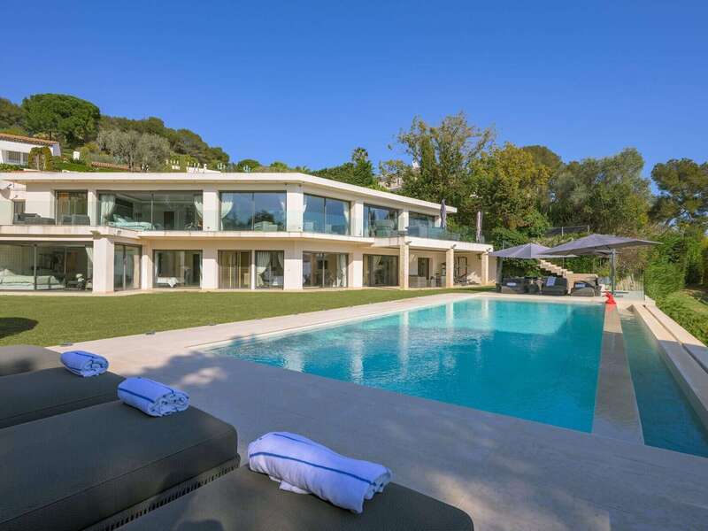 photo_villa_varela_transats_piscine_et_fac_ades_des_chambres_-_copie