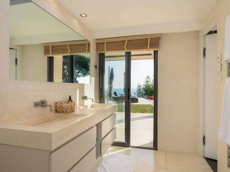 photo_villa_varela-_sdb_2_vue_piscine__-_copie_-_copie